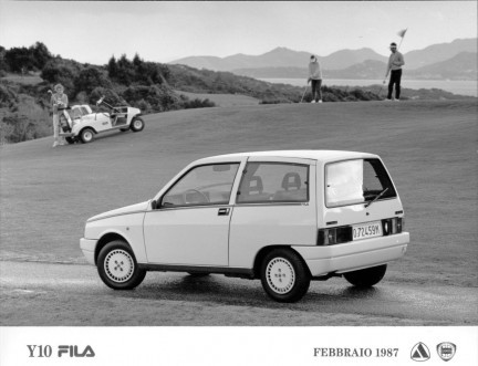 Autobianchi Y10 生誕25周年: フィアット500大作戦！